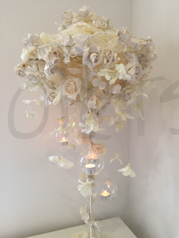 ivory-floral-centrpiece floral-table-decoration